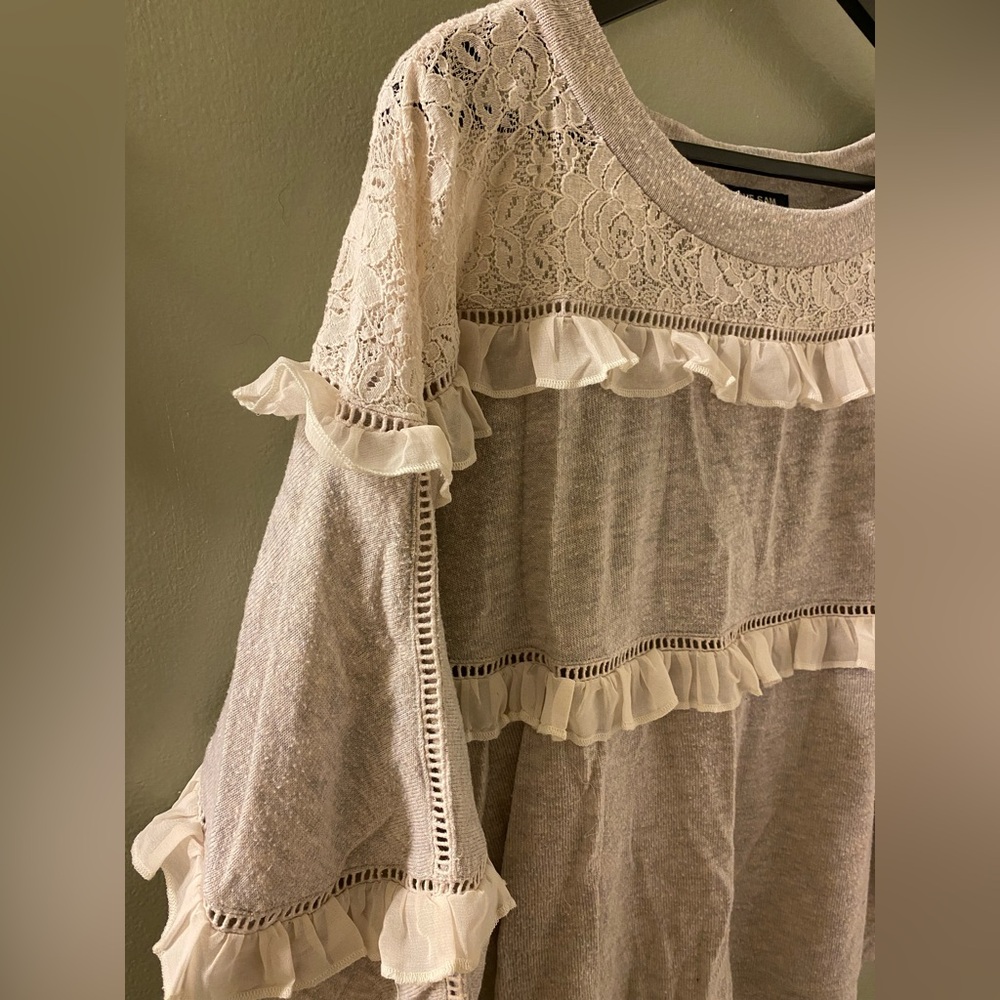 Sweater with lace details